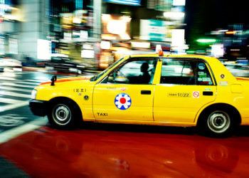 В Токио такси наехало на прохожих на тротуаре