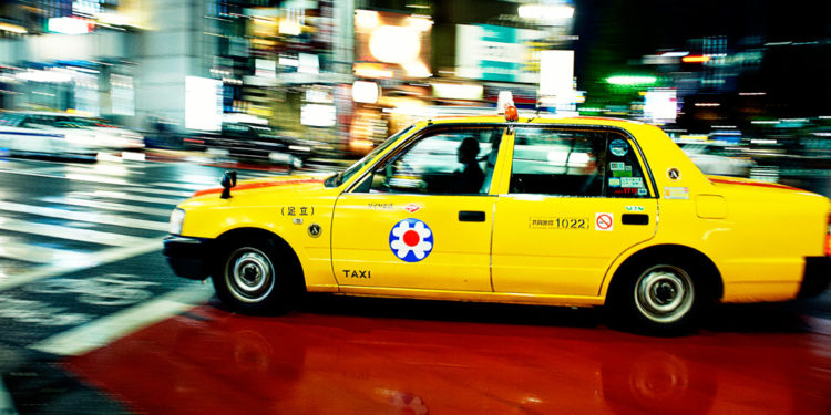 В Токио такси наехало на прохожих на тротуаре