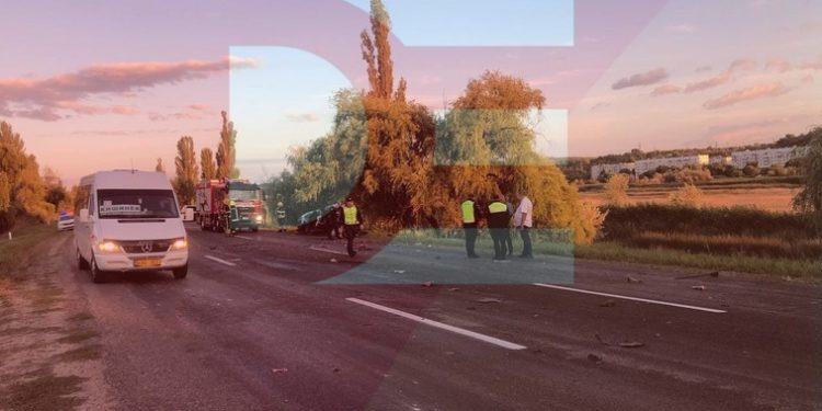 Grav accident, la Anenii Noi. Un șofer a murit, după ce o Dacia cu peste 130 km/h a răsturnat un TIR | FOTO
