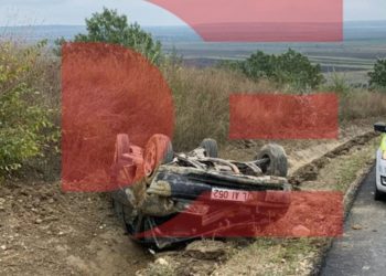 Orhei: Un automobil a derapat de pe traseu și s-a răsturnat într-un canal de scurgere | FOTO