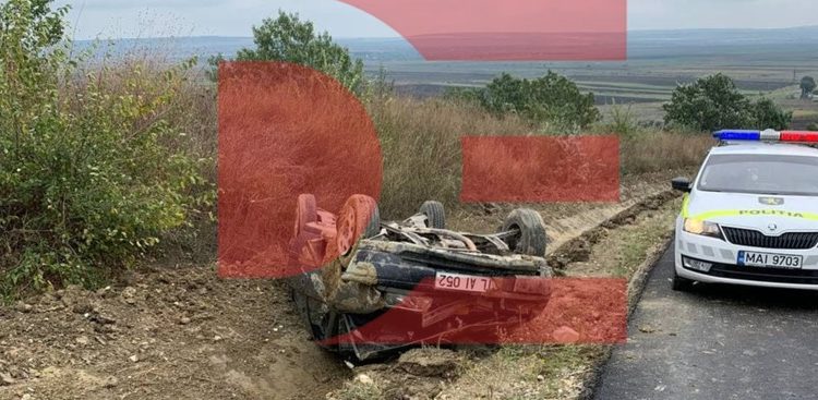 Orhei: Un automobil a derapat de pe traseu și s-a răsturnat într-un canal de scurgere | FOTO