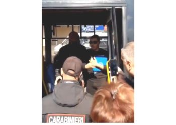 Scandal ca la ușa cortului într-un troleibuz din capitală. Un bărbat refuză să poarte mască: „Să mă p** eu pe cârpa asta” | VIDEO