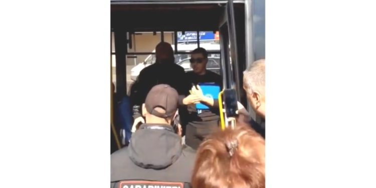 Scandal ca la ușa cortului într-un troleibuz din capitală. Un bărbat refuză să poarte mască: „Să mă p** eu pe cârpa asta” | VIDEO