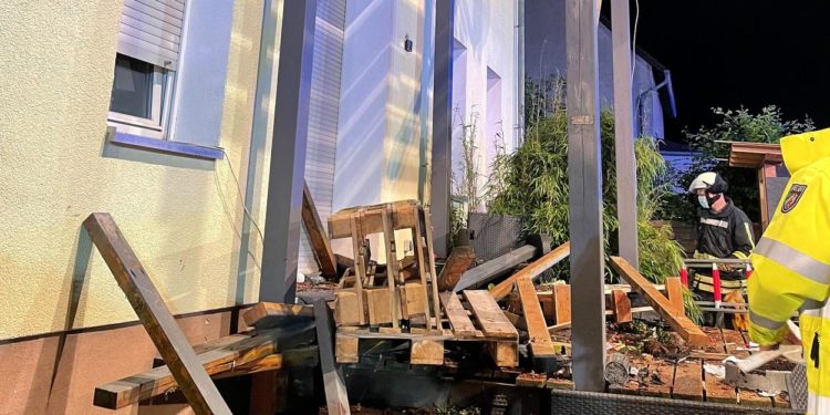 Un balcon plin cu invitaţi s-a prăbuşit de la etajul 3 în timpul unei petreceri din Germania. Sunt nouă răniți