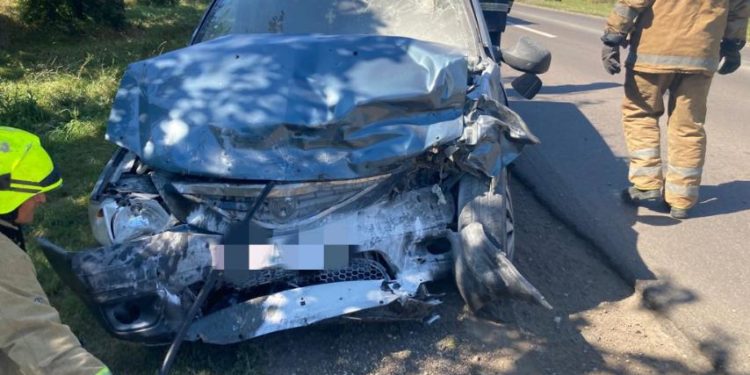 A ieșit la depășire și a provocat un accident: Doi bărbați, spitalizați