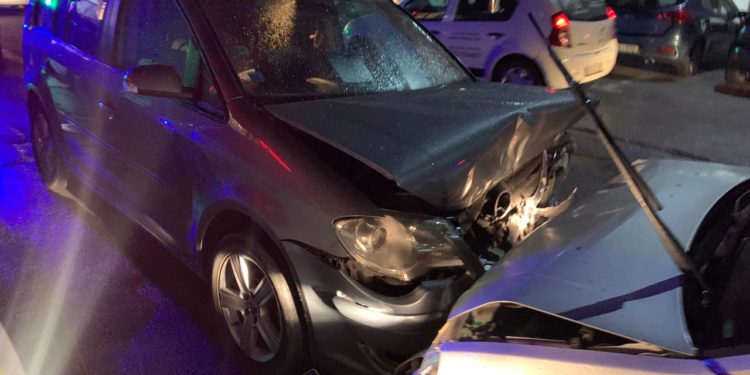 Un șofer beat a intrat cu Opelul într-un Volkswagen în care se afla o familie cu doi copii