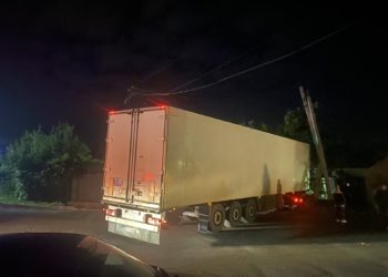 Un bărbat a intrat cu TIR-ul într-o casă pe o stradă din capitală