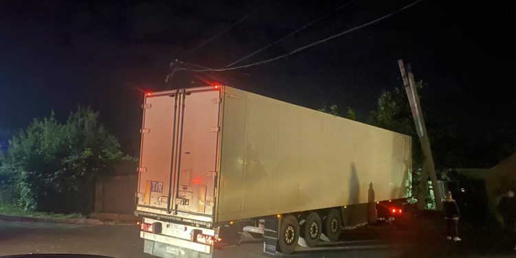 Un bărbat a intrat cu TIR-ul într-o casă pe o stradă din capitală