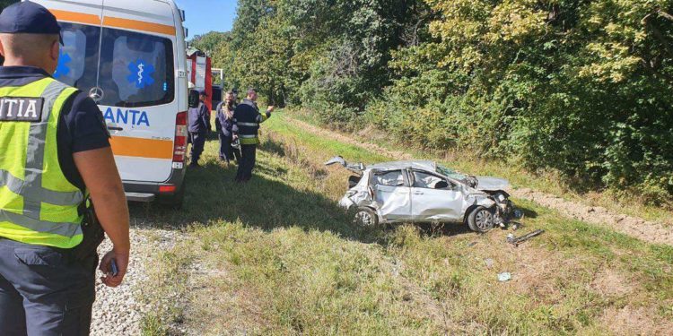 Și-a făcut mașina zob și a ajuns în spital: O șoferiță a pierdut controlul volanului și s-a răsturnat, la Strășeni