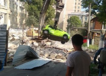 O mașină a fost făcută zob în timpul unor lucrări de demolare a unui restaurant din capitală | VIDEO