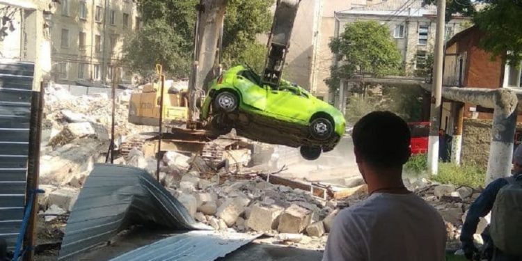 O mașină a fost făcută zob în timpul unor lucrări de demolare a unui restaurant din capitală | VIDEO