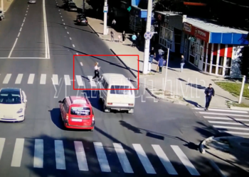O adolescentă din Tiraspol, strivită de un microbuz. Tânăra asculta muzică și se uita în telefon