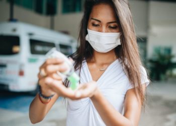 Вспышка коронавируса на Афоне, 87% населения Чили вакцинировались, а в Нидерландах вводят «ковид-паспорта» | VIDEO