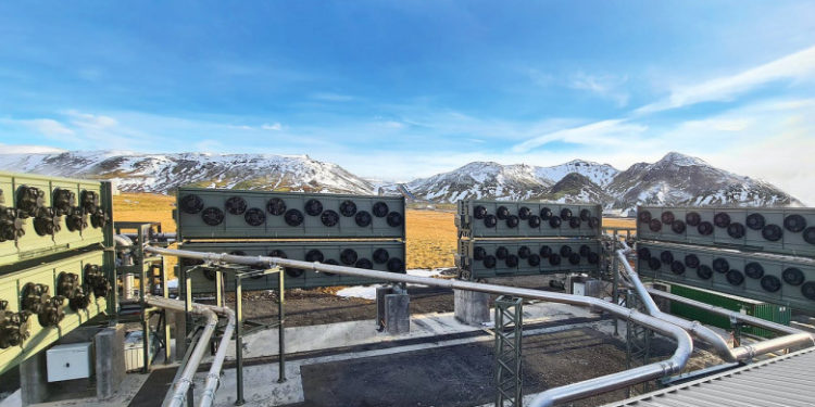 Cea mai mare uzină din lume care absoarbe CO2 din atmosferă și îl transformă în piatră a fost deschisă în Islanda