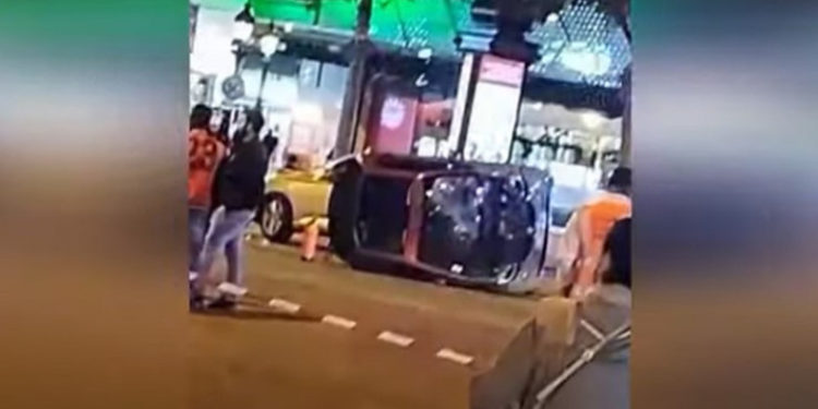 O şoferiţă a lovit cu mașina patru trecători pe bulevardul Champs-Elysees din Paris. Femeia ar fi consumat protoxid de azot | VIDEO