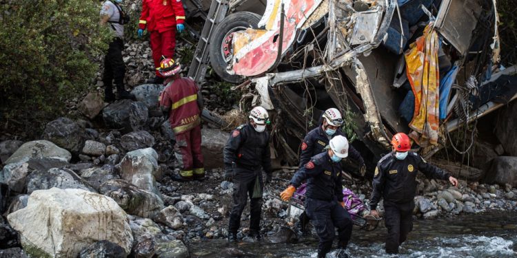 Accident grav în Peru: Cel puțin 32 de morți după ce un autobuz a căzut într-o prăpastie