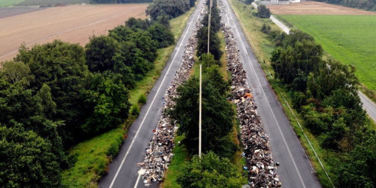 O autostradă din Belgia a fost transformată în groapă de gunoi după inundaţiile catastrofale din iulie