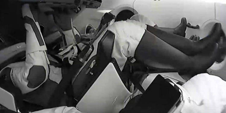 Primii turiști spațiali ai capsulei SpaceX s-au întors pe Terra, după trei zile petrecute în spațiu | VIDEO