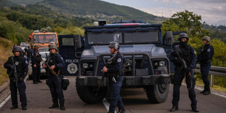 Noi tensiuni în Balcanii de Vest – Serbia a desfășurat blindate la granița cu Kosovo iar avioane de luptă survolează zona | VIDEO