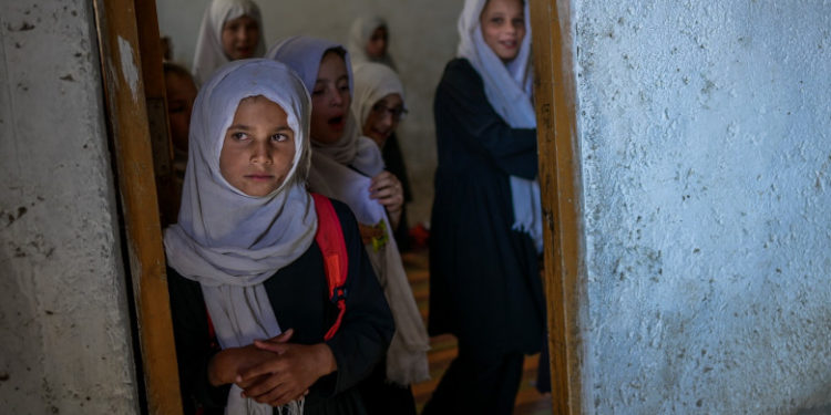 Talibanii ignoră dreptul la educație al femeilor afgane. Colegiile și liceele s-au redeschis în Afganistan, însă numai pentru băieți