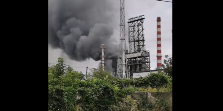 Incendiu puternic la Rafinăria Lukoil din Ploieşti. Oamenii au fost avertizați să stea în casă | VIDEO