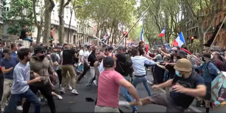 Bătaie în toată regula între vacciniști și anti-vacciniști, la Toulouse în Franța | VIDEO
