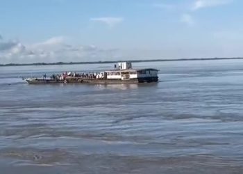 Десятки человек пропали без вести из-за столкновения двух паромов в Индии | VIDEO