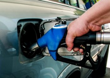 Benzina s-a ieftinit puțin, însă prețul motorinei a sărit de pragul psihologic