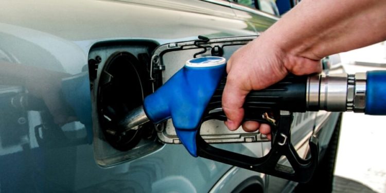 Benzina s-a ieftinit puțin, însă prețul motorinei a sărit de pragul psihologic