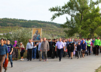 În toiul pandemiei Mitropolia Moldovei invită oamenii la pelerinajul tinerilor: Enorișiașii vor merge cot la cot 16 kilometri | VIDEO