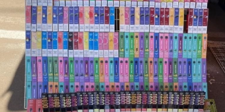 Vindeau ilegal țigări electronice la piață. Trei indivizi – reținuți