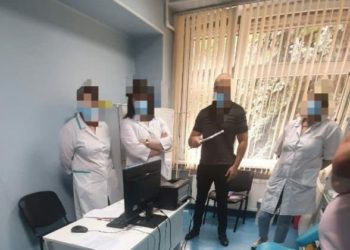 Poliția anchetează o posibilă rețea care elibera certificate false de vaccinare pentru COVID-19 | FOTO