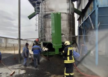 Intervenția pompierilor la o uscătorie de floarea soarelui, în raionul Edineț. 15 tone de semințe, distruse