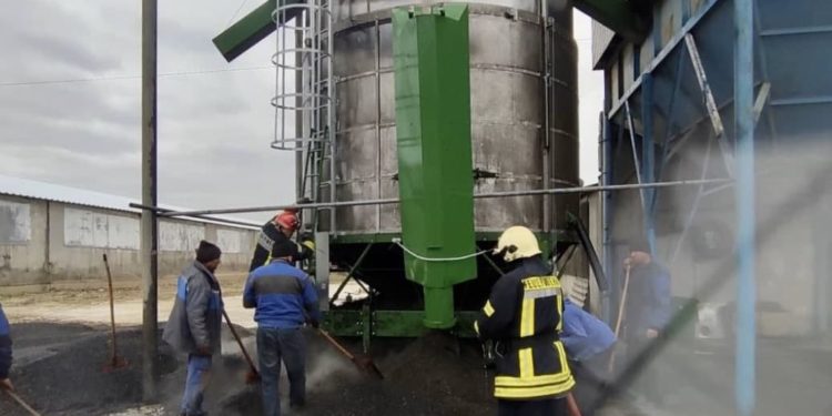 Intervenția pompierilor la o uscătorie de floarea soarelui, în raionul Edineț. 15 tone de semințe, distruse