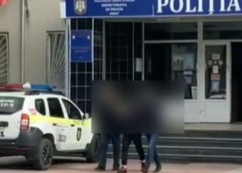 L-au bătut pe un bărbat și i-au furat 15.000 de lei din casă. Trei indivizi, reținuți | VIDEO