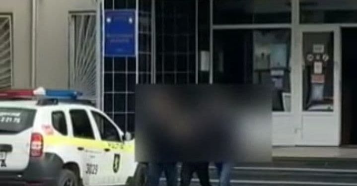 L-au bătut pe un bărbat și i-au furat 15.000 de lei din casă. Trei indivizi, reținuți | VIDEO