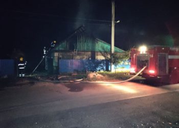 Incendiu în orașul Căușeni. Acoperișul unei case a luat foc | FOTO