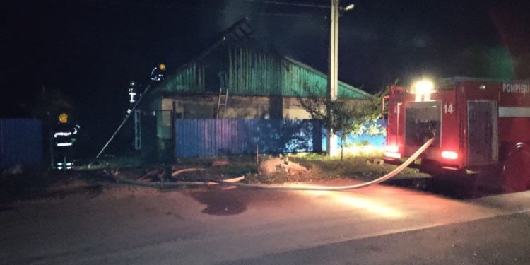 Incendiu în orașul Căușeni. Acoperișul unei case a luat foc | FOTO