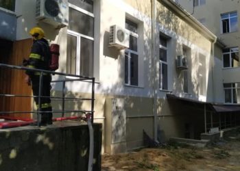 Incendiu la Centrul de Excelență în Economie și Finanțe din capitală. Au intervenit patru echipe de pompieri. Toată lumea — evacuată | VIDEO