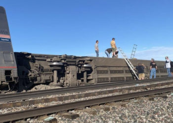 При сходе пассажирского поезда с рельсов в США пострадали более 50 человек