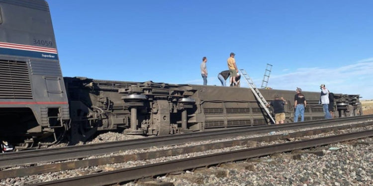 При сходе пассажирского поезда с рельсов в США пострадали более 50 человек