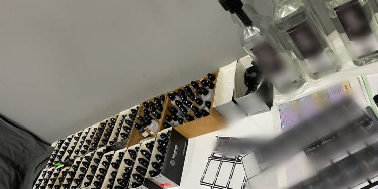 Țigări fără acte de proveniență de aproape jumătate de milion de lei, expuse pe vitrine, depistate la stațiile PECO