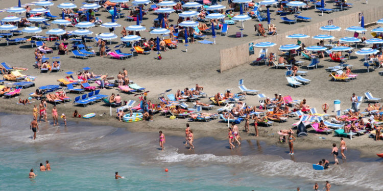 Temperatura turiștilor aflați pe o plajă din Italia, verificată cu drona