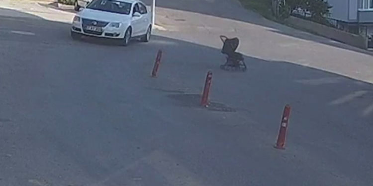 La un pas de tragedie: O mamă neatentă și un cărucior căzut 3 metri în gol