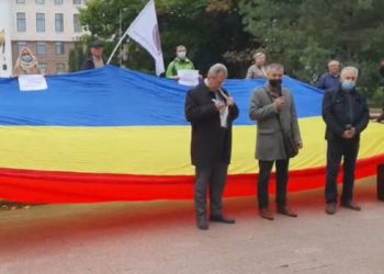 „Stop cumătrismul PAS”, flash-mob în fața Parlamentului. PUN: Moldova devine o Republică a verișoarelor