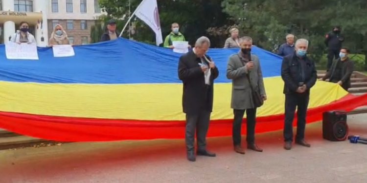 „Stop cumătrismul PAS”, flash-mob în fața Parlamentului. PUN: Moldova devine o Republică a verișoarelor