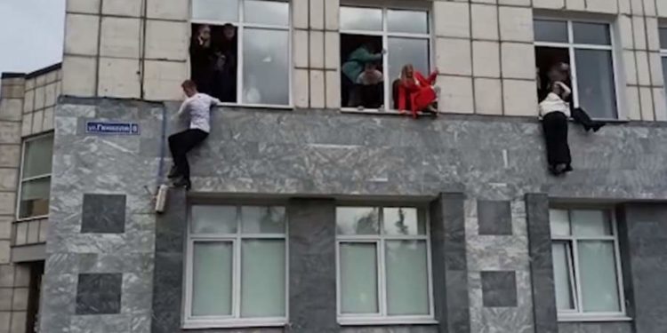 Focuri de armă la o universitate din Rusia. Studenții sar prin geamuri. Sunt decedați | VIDEO