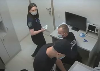 Dovada video a corupției pe Aeroportul Internațional Chișinău: Momentul în care polițiștii de frontieră iau mită de pasageri | VIDEO