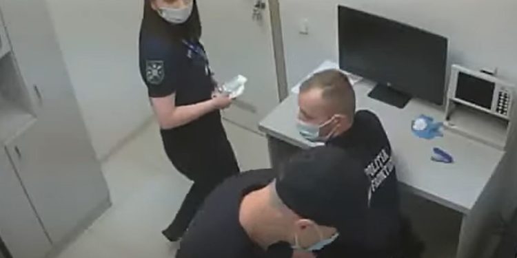 Dovada video a corupției pe Aeroportul Internațional Chișinău: Momentul în care polițiștii de frontieră iau mită de pasageri | VIDEO