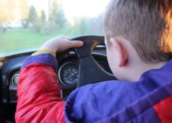 Un copil de 12 ani a fost zărit la volan, având-o ca pasager pe sora sa mai mică. Poliția s-a autosesizat după implicarea redacției TV6 | VIDEO